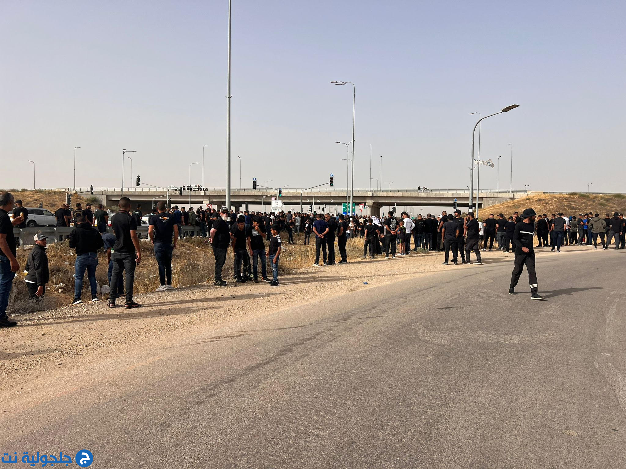 المئات من أهالي النقب بمظاهرة عند مفرق السقاطي، احتجاجًا على تصاعد سياسات الهدم والتضييق في النقب